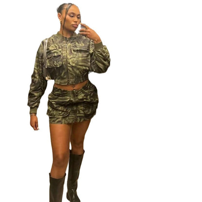 Conjunto de dos piezas con cremallera, bolsillos múltiples y costuras con estampado de camuflaje