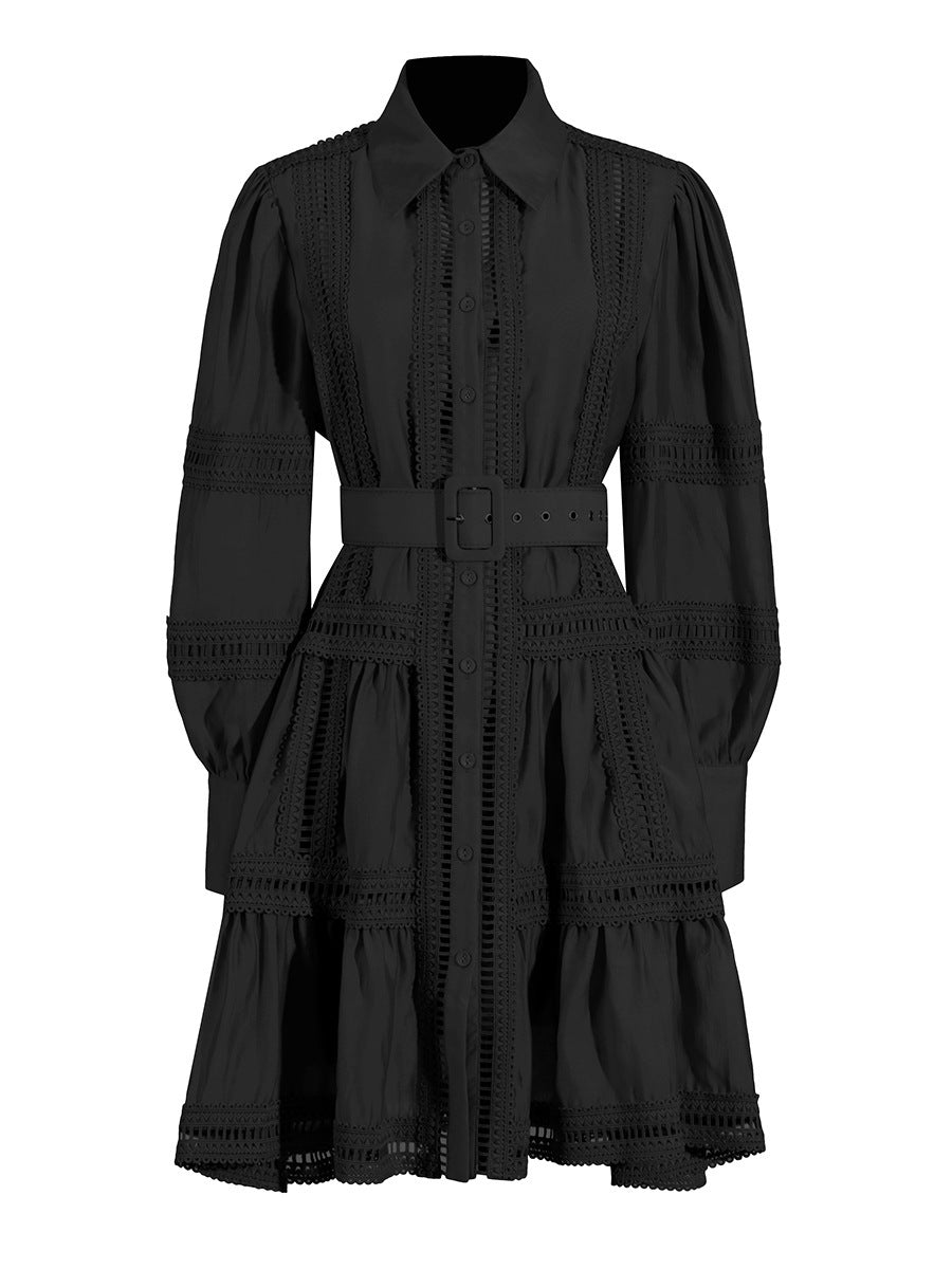 Robe courte ajourée à simple boutonnage et à manches lanternes avec col polo