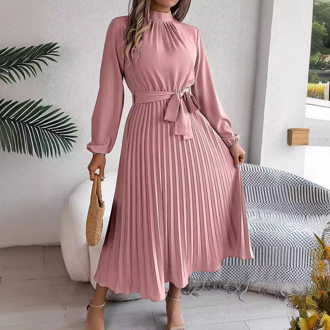 Elegante vestido plisado ceñido con manga larga y cuello alto