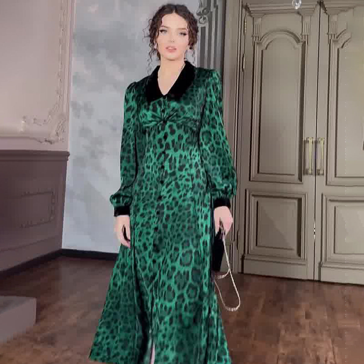 Vestido estampado con cintura recortada y estampado de leopardo