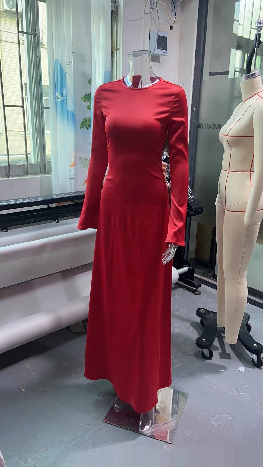 Vestido largo rojo adelgazante con mangas largas y lazo para Navidad