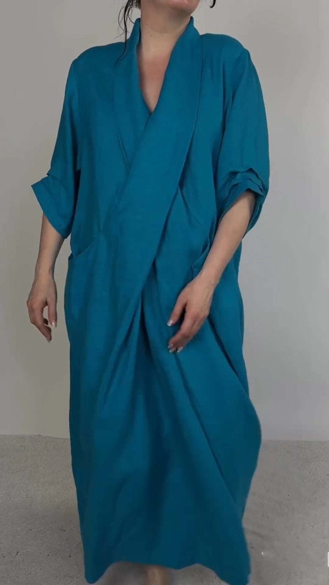 Robe fendue en lin à grandes poches et col en V pour femme