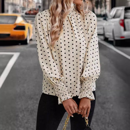 Camisa elegante de mujer con mangas abullonadas y estampado de lunares