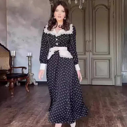 Robe à pois avec col en dentelle et imprimé poupée