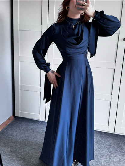 Robe longue en satin à col plongeant et à bretelles à manches longues