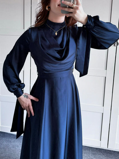 Robe longue en satin à col plongeant et à bretelles à manches longues