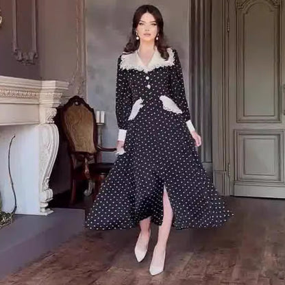 Robe à pois avec col en dentelle et imprimé poupée