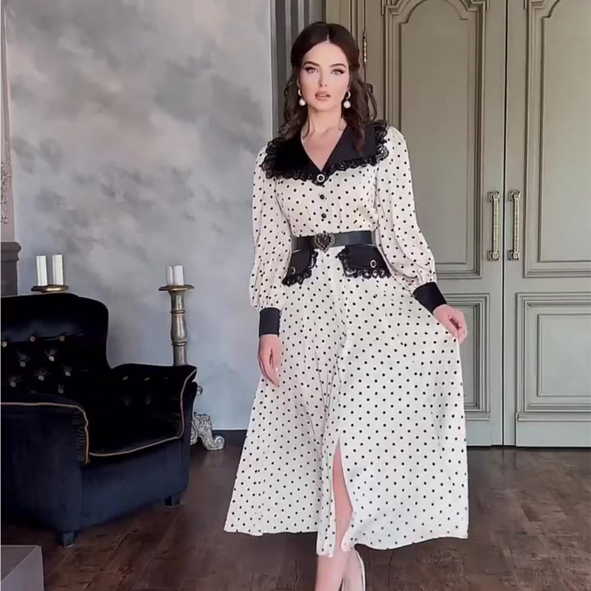 Robe à pois avec col en dentelle et imprimé poupée