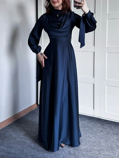 Robe longue en satin à col plongeant et à bretelles à manches longues