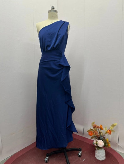 Robe élégante à taille cintrée avec col diagonal de couleur pure