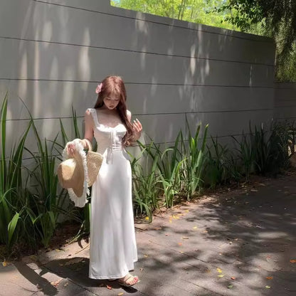 Vestido blanco suave con tirantes y espalda descubierta para vacaciones en la playa