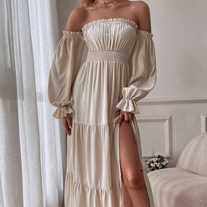 Robe à épaules dénudées, volantée, manches longues, fente haute