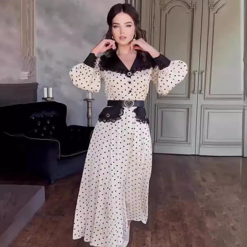 Robe à pois avec col en dentelle et imprimé poupée