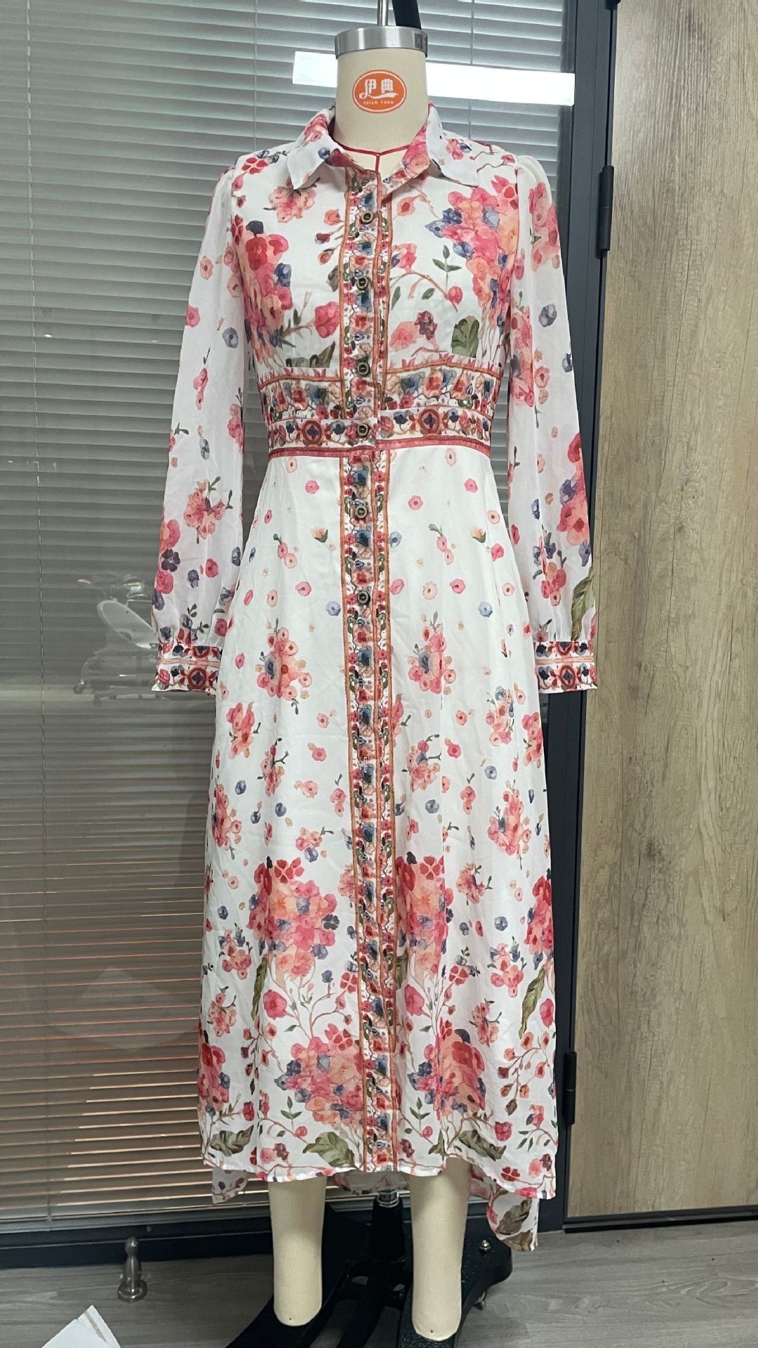 Vestido con estampado étnico y botones de manga larga