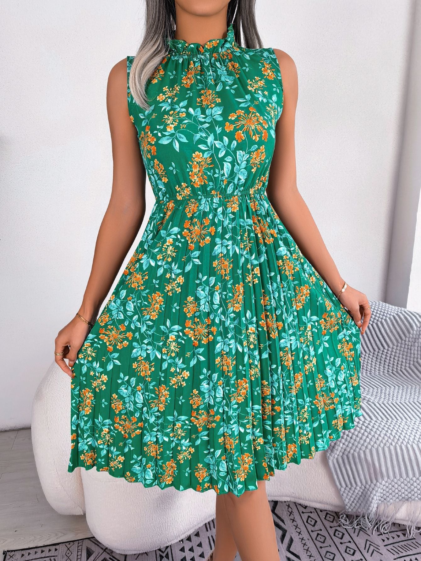 Vestido plisado ceñido con flores de orejas de madera para primavera y verano