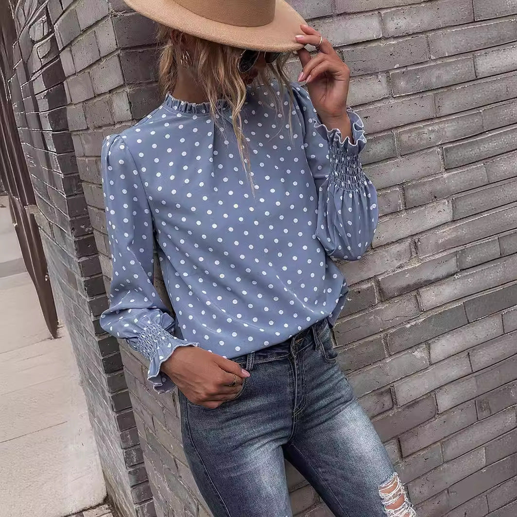 Camisa elegante de mujer con mangas abullonadas y estampado de lunares