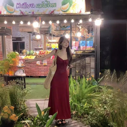 Vestido blanco suave con tirantes y espalda descubierta para vacaciones en la playa