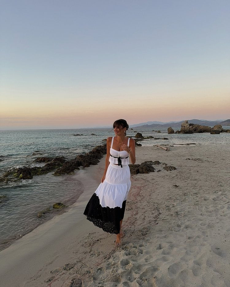 Vestido playero blanco y negro con combinación de colores