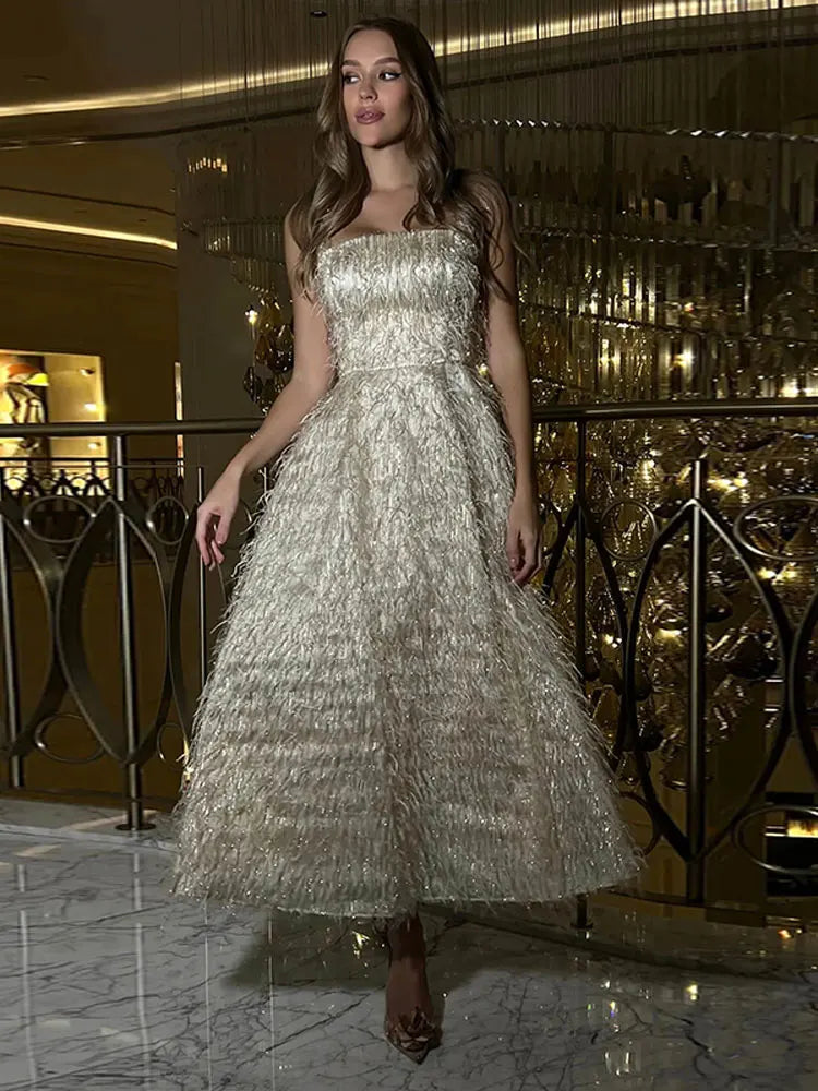 Vestido Midi sexi de plumas blancas con espalda descubierta para mujer, vestidos elegantes con tirantes de cintura alta y cuello oblicuo a la moda, bata de calle elegante para mujer