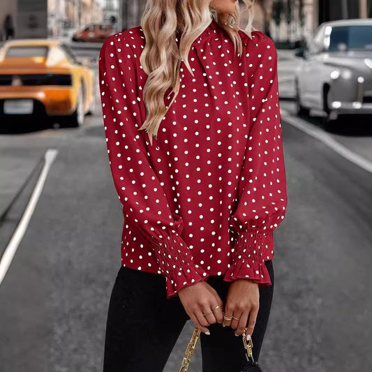 Camisa elegante de mujer con mangas abullonadas y estampado de lunares