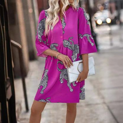 Elegante vestido de mujer con mangas acampanadas y botones de leopardo