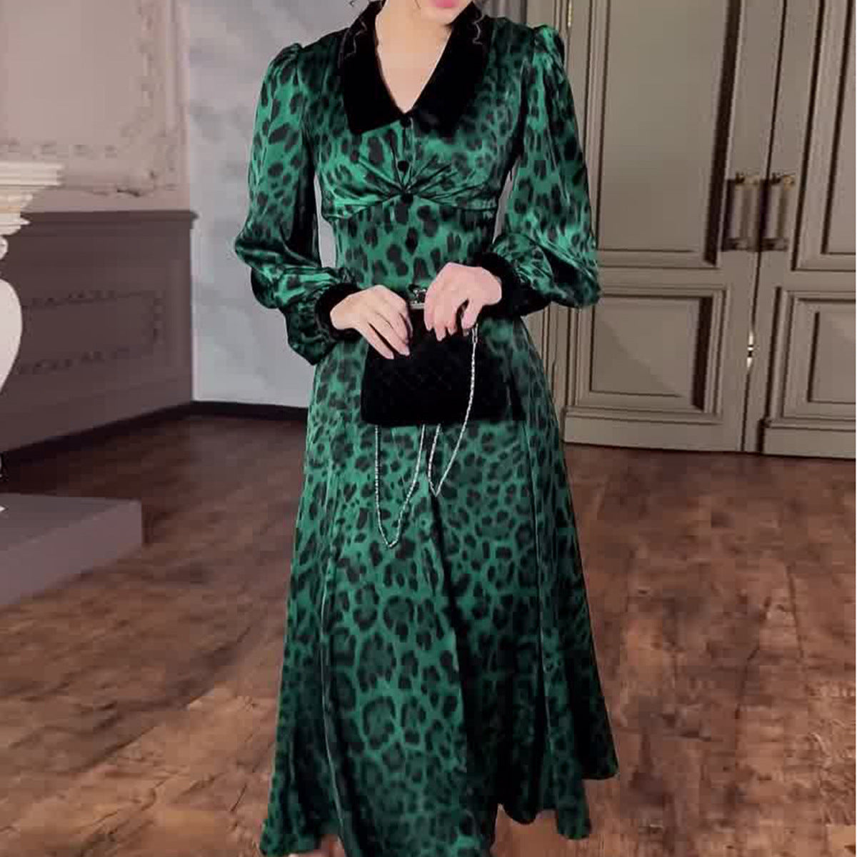 Vestido estampado con cintura recortada y estampado de leopardo