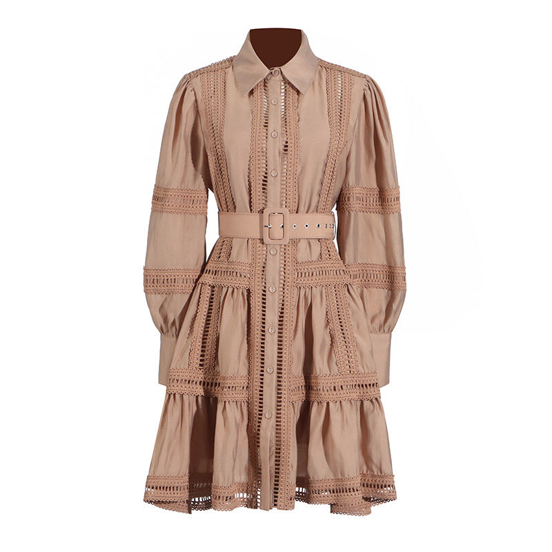 Robe courte ajourée à simple boutonnage et à manches lanternes avec col polo