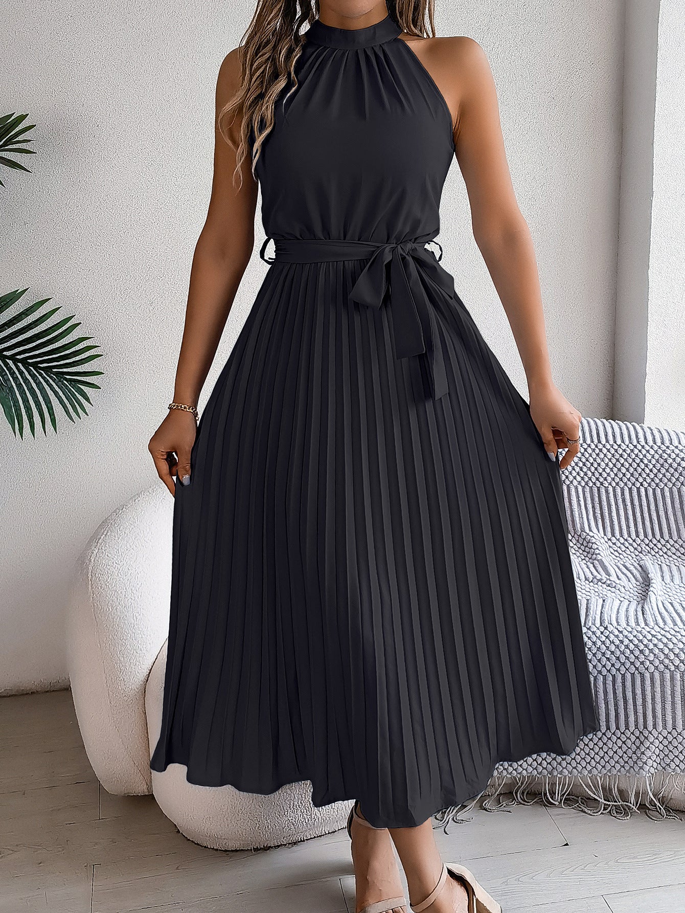 Robe longue plissée cintrée sans manches à col montant pour femme