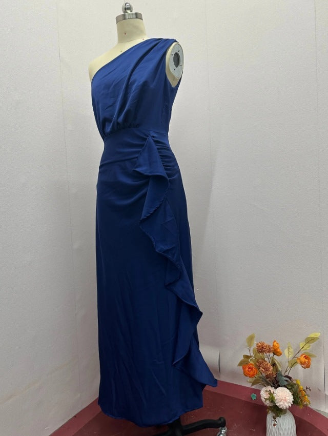 Robe élégante à taille cintrée avec col diagonal de couleur pure