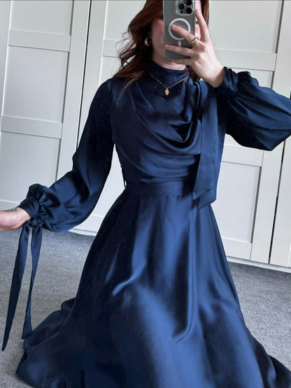 Robe longue en satin à col plongeant et à bretelles à manches longues