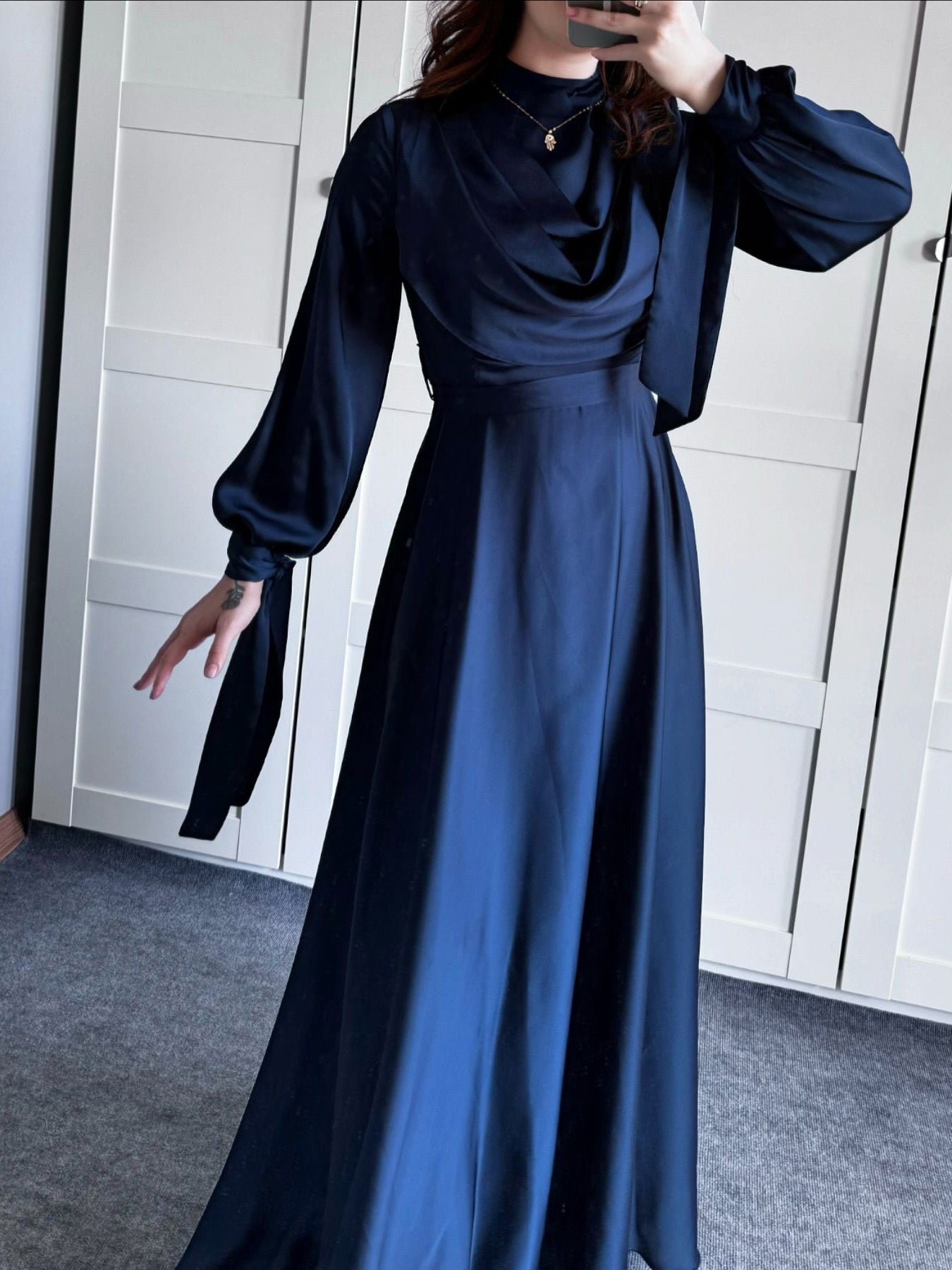 Robe longue en satin à col plongeant et à bretelles à manches longues