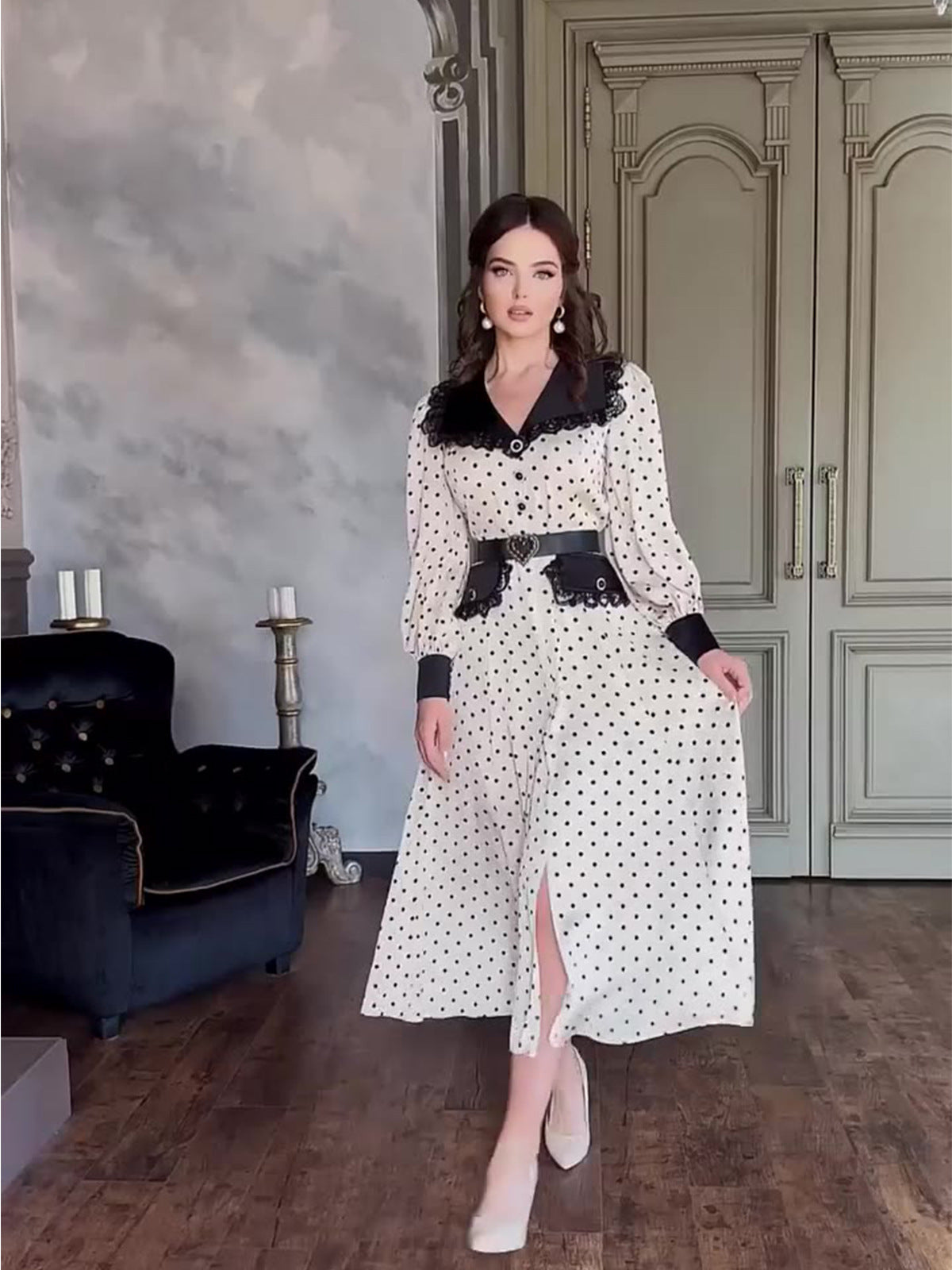 Robe à pois avec col en dentelle et imprimé poupée