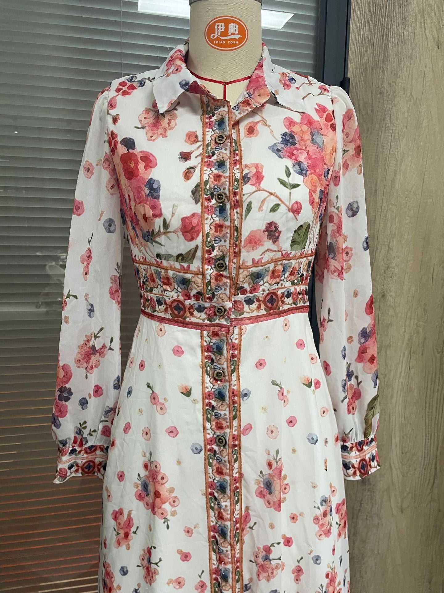 Vestido con estampado étnico y botones de manga larga