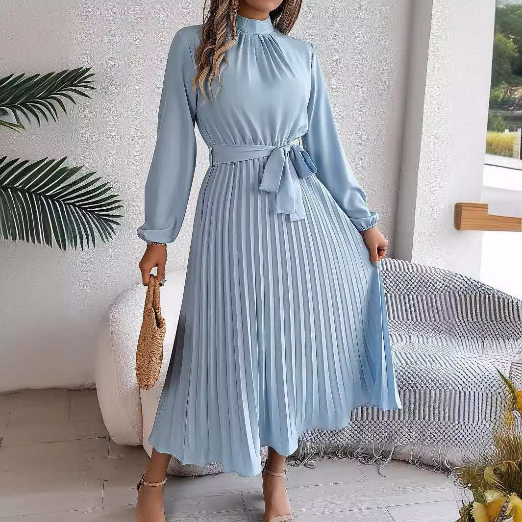 Elegante vestido plisado ceñido con manga larga y cuello alto