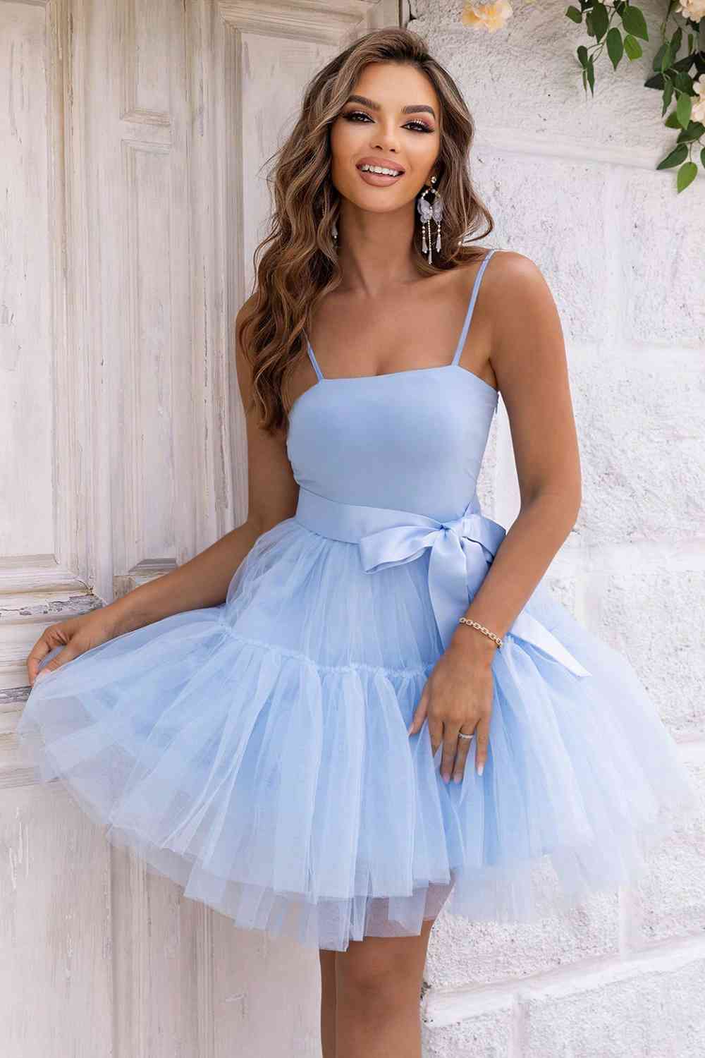 Vestido de malla atado con tirantes finos