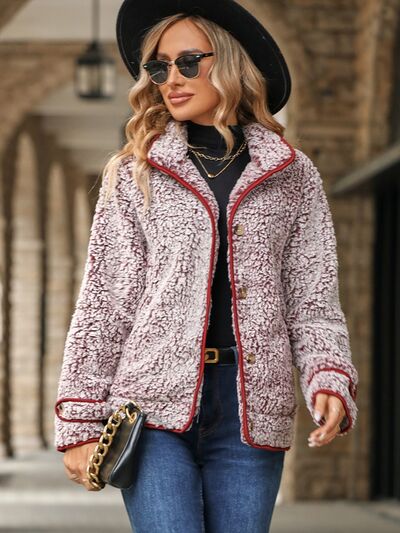 Chaqueta con botones y bolsillos borrosos