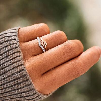 Bague en zircon incrustée en forme de cœur noué