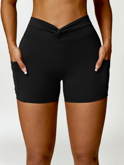 Short actif torsadé taille haute avec poches