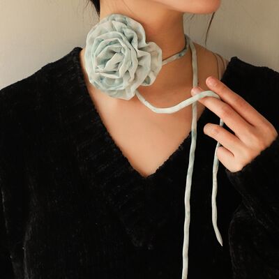 Collier ras du cou avec lien à fleurs de camélia