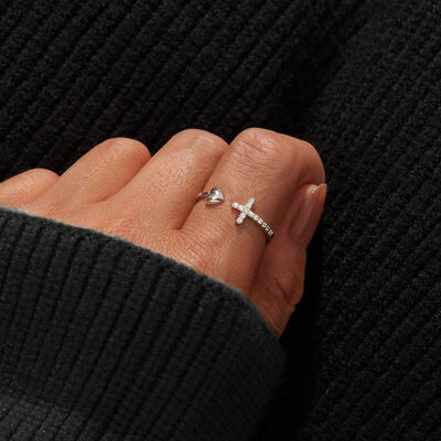 Anillo abierto de circonita con incrustaciones de cruz en forma de corazón