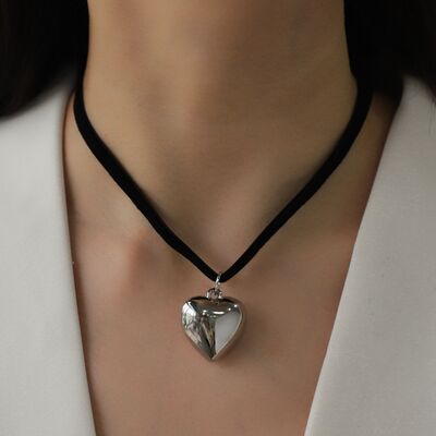 Collier ras du cou en corde de velours avec pendentif cœur