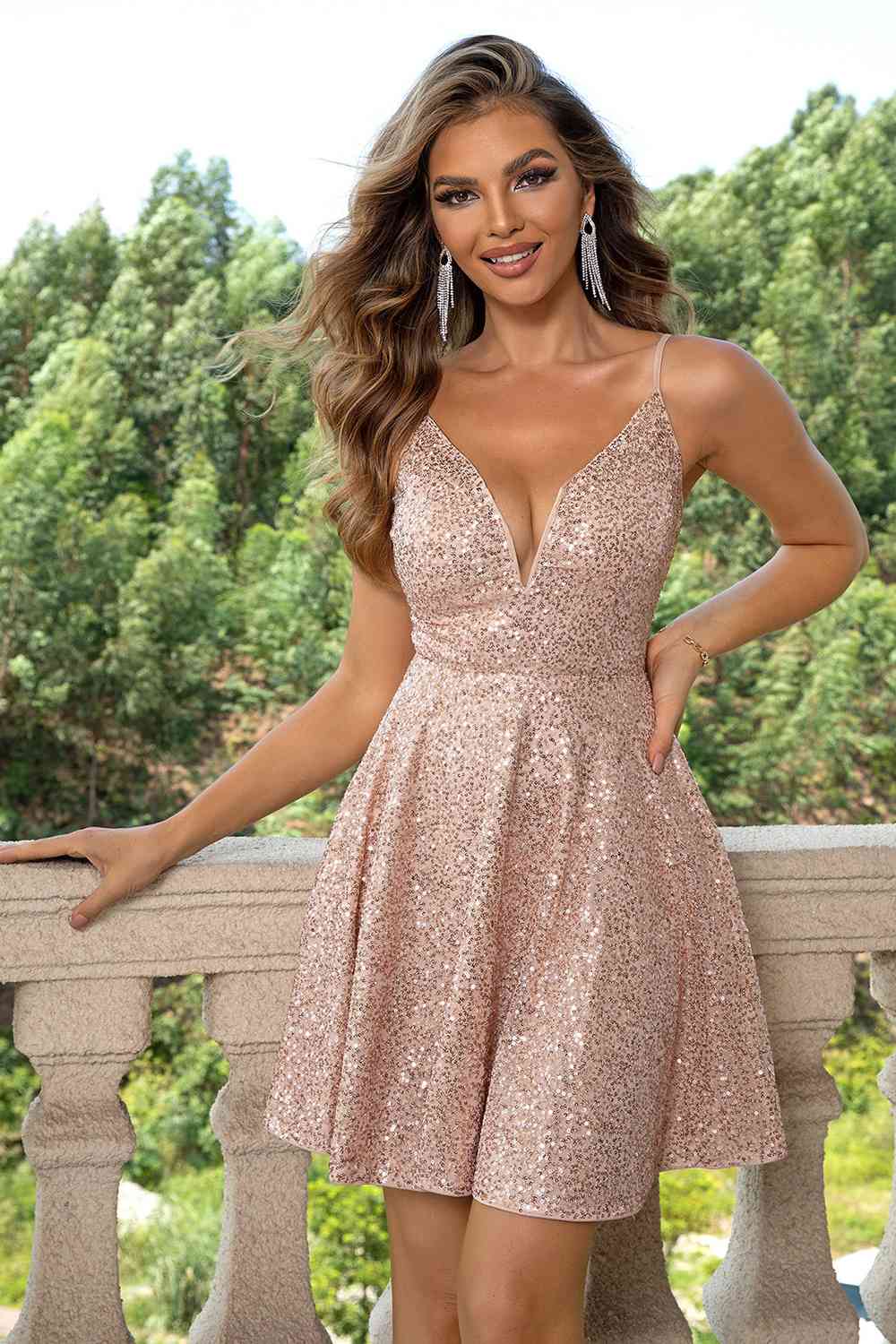 Robe à bretelles fines et sequins